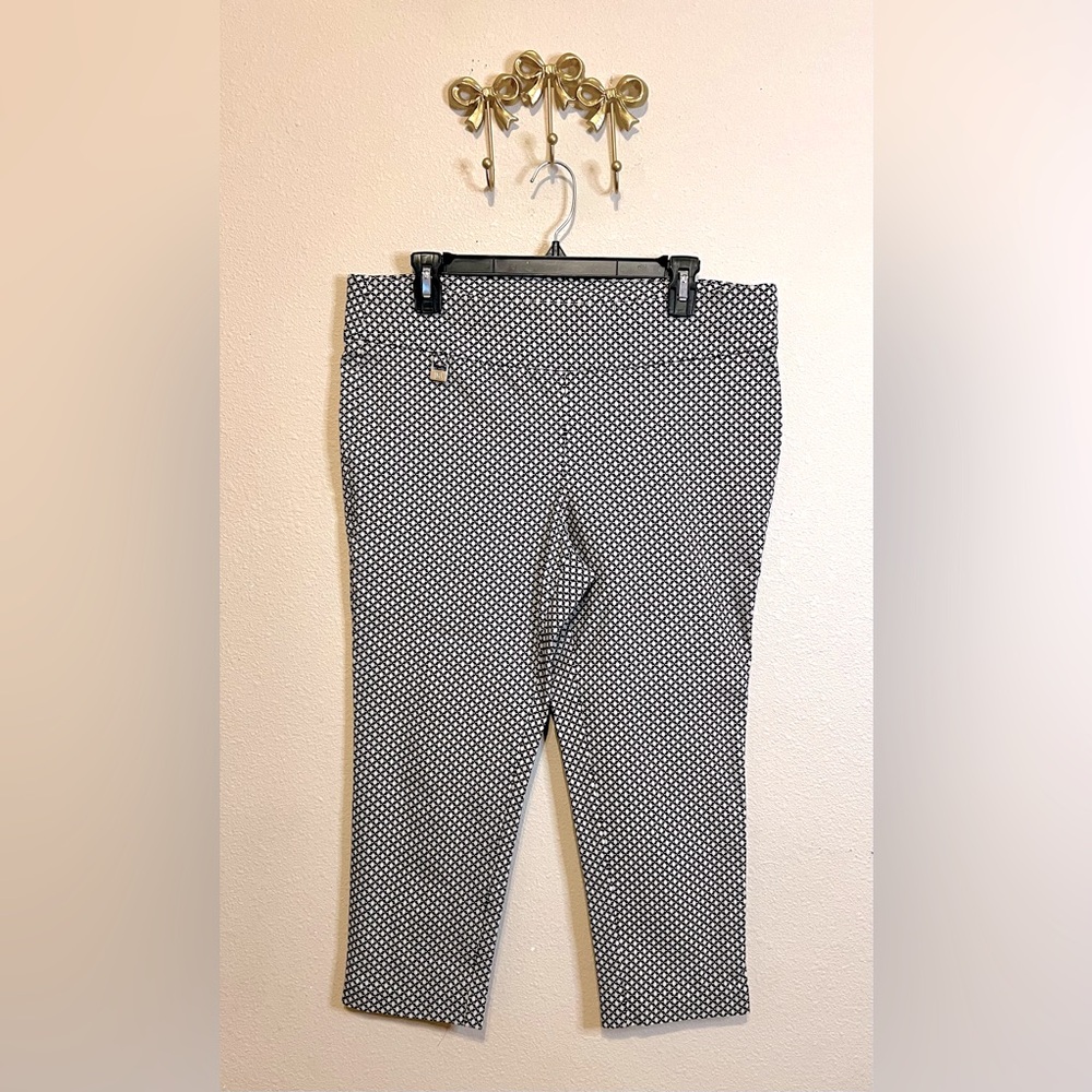 Rafaela Comgort Elegant Black and White Women's Cropped Pants. Size 16
